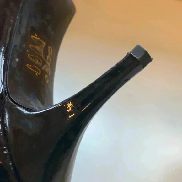 Michael Kors, peep toe patent leather shoe, 3” heel and a 1” hidden pla… - Picture 4 of 12